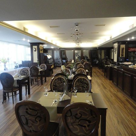 Hotel Druzba Michalovce Buitenkant foto