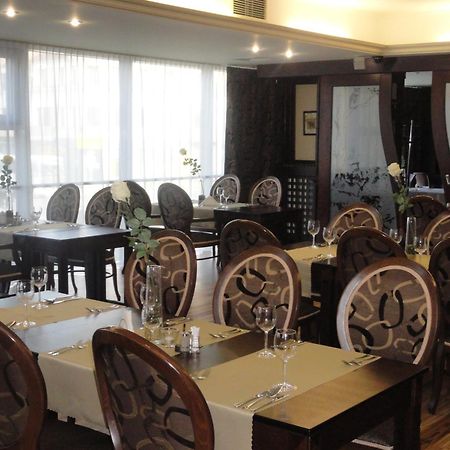 Hotel Druzba Michalovce Buitenkant foto