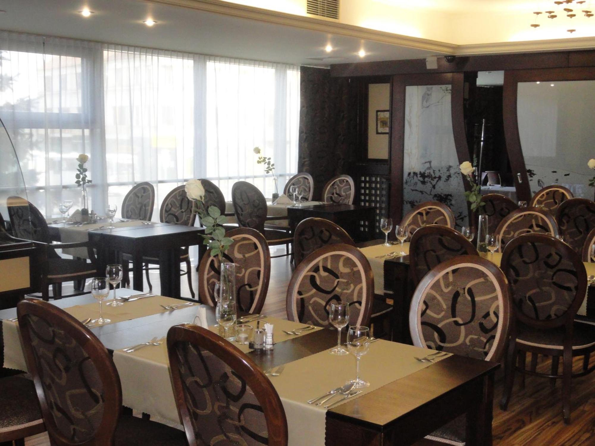 Hotel Druzba Michalovce Buitenkant foto