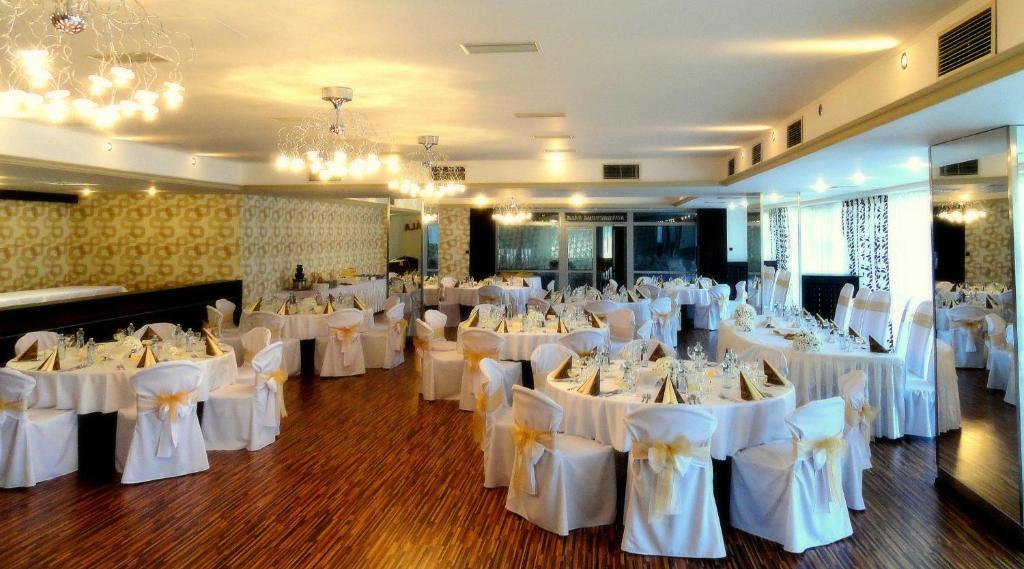 Hotel Druzba Michalovce Buitenkant foto