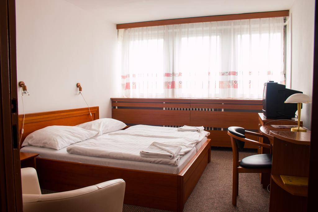 Hotel Druzba Michalovce Buitenkant foto