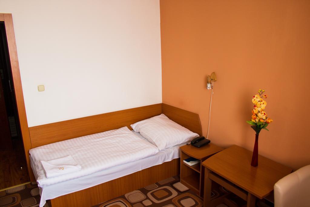 Hotel Druzba Michalovce Buitenkant foto