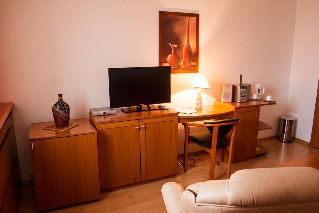 Hotel Druzba Michalovce Buitenkant foto