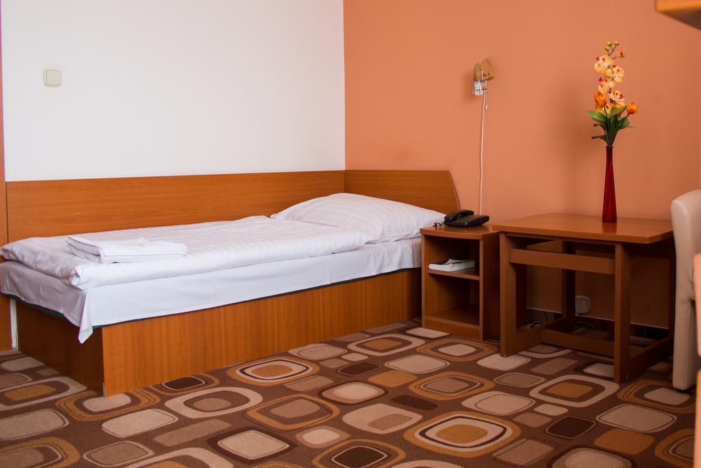 Hotel Druzba Michalovce Buitenkant foto