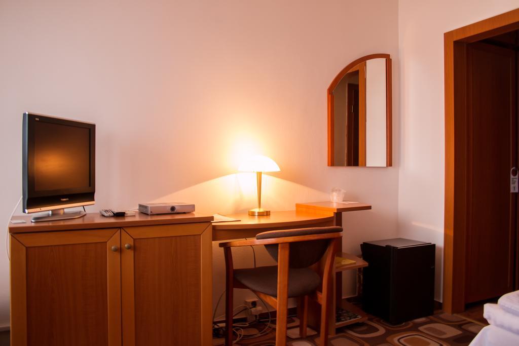 Hotel Druzba Michalovce Buitenkant foto